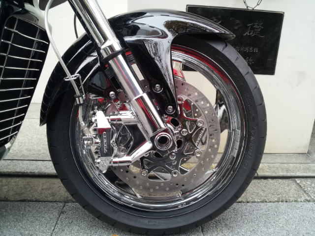 メッキ例[SUZUKI BOULEVARD M109R]/ホイルにクロムメッキ,スズキブルーバード,クロームメッキ加工事例,　SUZUKI BOULEVARD-M109R （スズキ　ブルーバード）にフルカスタムクロームメッキをした、メッキ工房NAKARAIです。■フロントホイール,リアホイール,ブフケース,フロントブレーキキャリパー,リアブレーキキャリパー,ステム　アンダーブラケット,ステム　アッパーブラケット,ハンドルホルダー,倒立フロントフォーク　アウター
,倒立フロントフォーク　インナー,フロントブレーキマスターシリンダー,フロントブレーキレバー,クラッチレバー,クラッチレバーホルダー,スイッチボックス,ラジエターガード
,リアブレーキキャリパーサポート,ディスクインナーローター,スイングアーム,デフケース,タンクキャップカバー,アクスルシャフト,エンジンカバー,社外スクリーンステー